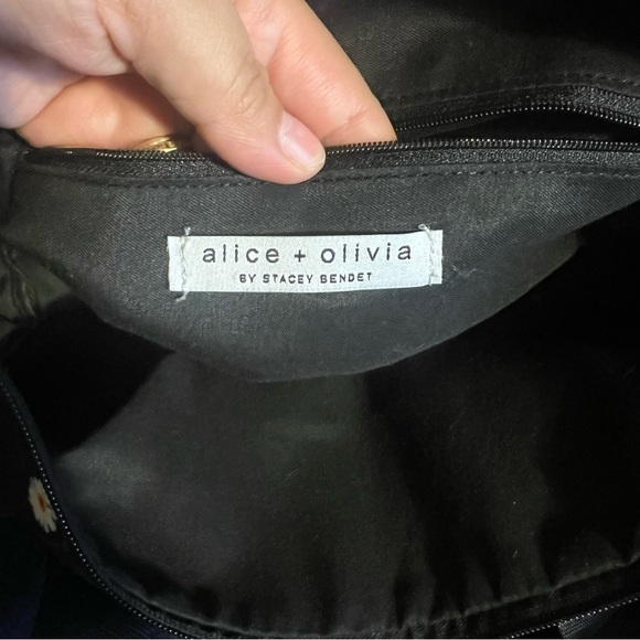 Alice + Olivia Daisy Print Weekender Duffle Bag - Picture 8 of 10